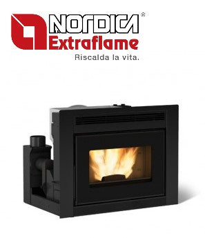Moderne pelletkachel van La Nordica model Comfort Idro L80 - 19 kW, geschikt voor warmtepompen.