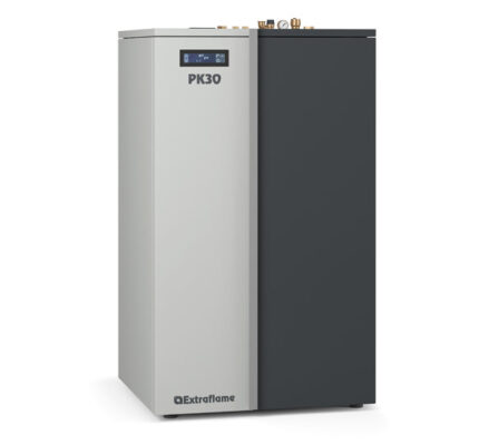 Moderne zwarte Pelletketel La Nordica Extraflame PK 30 Kw met geïntegreerde warmwaterproductie.