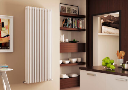 Moderne stalen radiator Cordivari ARDESIA met 4 kolommen, 3-24 elementen, 700 mm interkolom afstand, 756 mm hoogte.