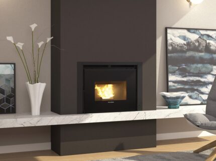 Geventileerde pellet inbouwkachel La Nordica Model COMFORT P70 AIR 10 kW met afstandsbediening.