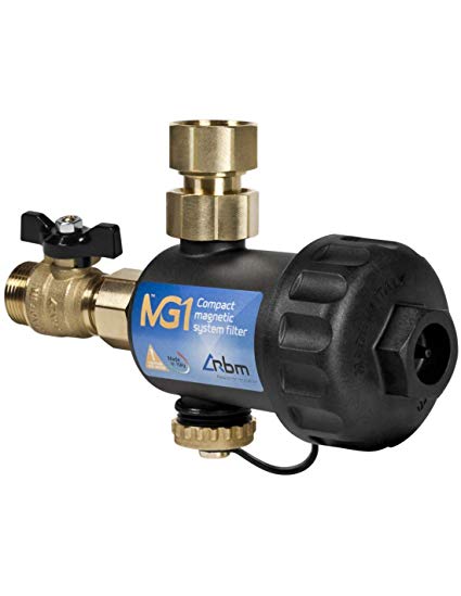 Magnetische ontluchter voor boiler RBM mod. MG1 3/4 met EAN 8019495417394, geïnstalleerd onder een boiler.