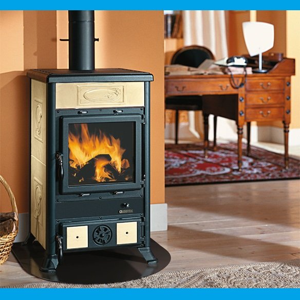 immagine-1-la-nordica-stufa-a-legna-in-ghisa-la-nordica-extraflame-mod-rossella-r1-88-kw-pergamena-jpg